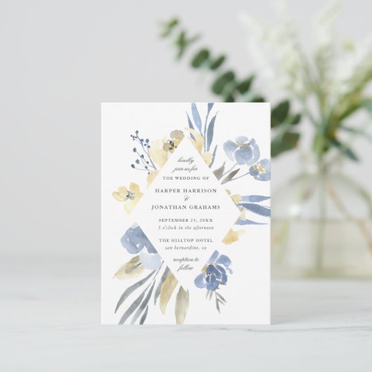 ほこりっぽい青と黄色の水色のフローラ結婚ズ インビテーションポストカード (スタンド正面)