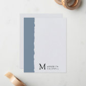 ほこりっぽい青の白い装飾されたエッジ色ブロックモノグラム ノートカード (正面/裏面インサイチュ)