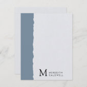 ほこりっぽい青の白い装飾されたエッジ色ブロックモノグラム ノートカード (正面/裏面)