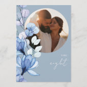 ほこりっぽい青の透明な花のフォトテーブル番号 招待状 (裏面)