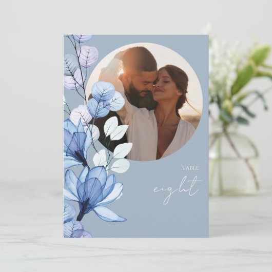 ほこりっぽい青の透明な花のフォトテーブル番号 招待状 (スタンド正面)