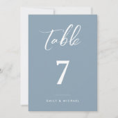 ほこりっぽい青エレガントなウェディングテーブルナンバーカード 招待状 (正面)