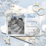 ほこりっぽい青フローラフォトウォーターカラー結婚ズ セーブザデート<br><div class="desc">柔らかい水色で行われたダングリングリボンと美しい埃っぽい青とアイボリーのバラ。追加してパーソナライズ写真、名前、イベント日。あなたの結婚または特別な機会に最適。</div>