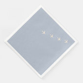 ほこりっぽい青飛んでいる空を通過する4機の飛行機 (コーナー)