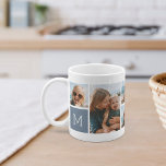 ほこりっぽい青 |モノグラムグリッドフォトコラージュ コーヒーマグカップ<br><div class="desc">このシンプル写真マパーソナライズされたグデザインは、スナップの前面と中央お気に入りのに6個のスナップを置き、それぞれの側面にイニシャルモノグラム独身のを置く。友達カスタマイズ、子供、孫、ペット、またはあなたの場所の6つの正方形の写真とお気に入りの、ほこりっぽい青い広場に白いレタリングであなたのイニシャルと。</div>