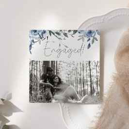 ほこり染みたパステルブルーの花の写真エンゲージメントパーティー