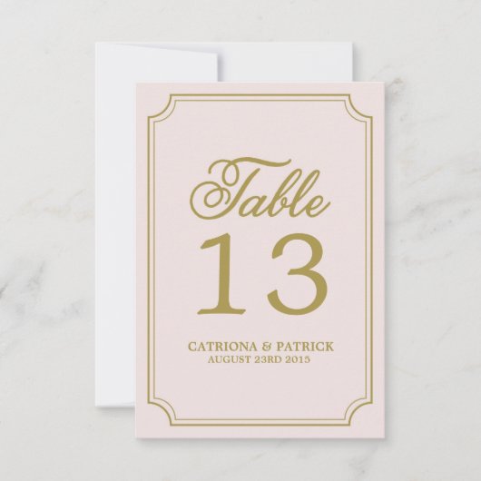 ほっぺ & ゴールドの遊び心あるスクリプトテーブルナンバーズカード 招待状 (正面)