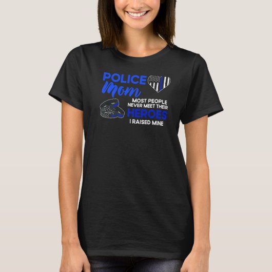 ほとんどの人がヒーローに会わない母を警察する Tシャツ (正面)