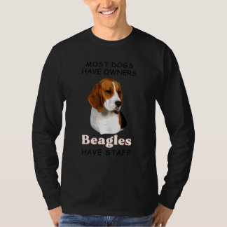 ほとんどの犬はビーグルの所有者がスタッフのアパレルを持っている Tシャツ