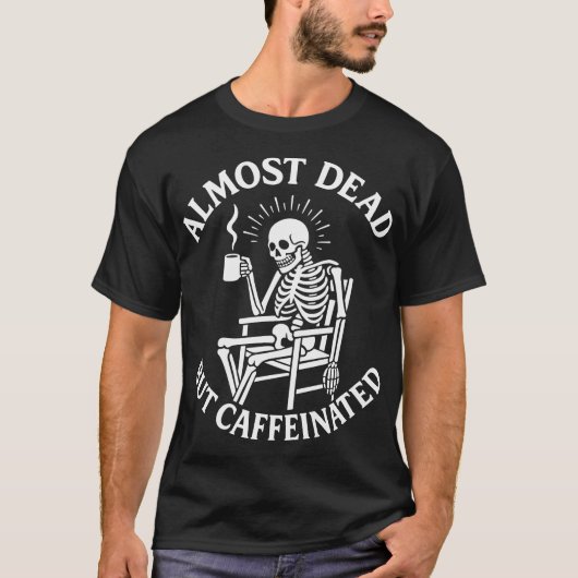 ほとんど死んでいるがカフェイン入りのスケルトンコーヒー Tシャツ (正面)