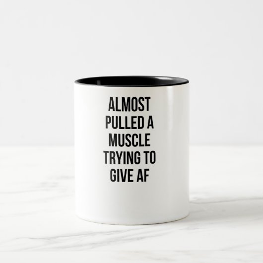 ほとんどAFのスローガンを与えることを試みる筋肉を引っ張りました ツートーンマグカップ (中央)