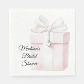 ほのかなピンクのボウのギフト ハート チャーム ブライダル シャワー スタンダードランチョンナプキン (正面)