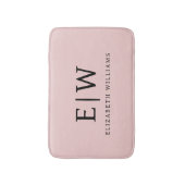 ほのかなピンクのモダンなスクリプトガールズのイニシャル名 バスマット (正面縦)