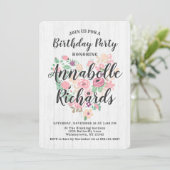 ほのかなピンクの花のハートの誕生日パーティー招待状 招待状 (スタンド正面)