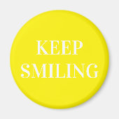 ほほ保ほ笑む黄色の白い磁石 マグネット (正面)