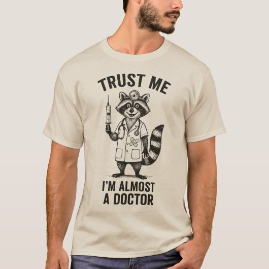 ほぼ医者だって言って信頼して Funny Raccoon Med Tシャツ (正面)