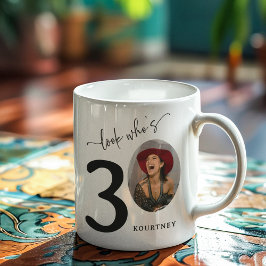 「ほら、誰が30歳?」おしゃれな30歳の誕生日 コーヒーマグカップ