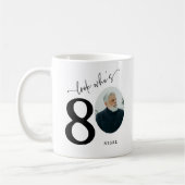 「ほら、誰が80歳?」おしゃれな80歳の誕生日 コーヒーマグカップ (左)