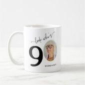 「ほら、誰が90歳?」おしゃれな90歳の誕生日 コーヒーマグカップ (左)