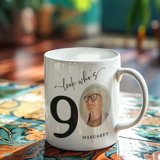 「ほら、誰が90歳?」おしゃれな90歳の誕生日 コーヒーマグカップ