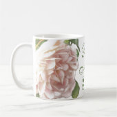 ほんのりとしたアイボリー色のピンクの桃の花のローズマム コーヒーマグカップ (左)