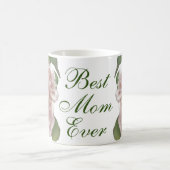 ほんのりとしたアイボリー色のピンクの桃色の花のバラのママ コーヒーマグカップ (中央)