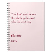 ほんのりピンクのインスピレーション目標名言 ノートブック (正面)