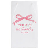 ほんのりピンクの弓の誕生日パーティーかわいい名前 スモールペーパーバッグ (裏面)