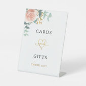 ほんのりピンクの花模様のユーカリの葉のグリーン カード ギフト 台座サイン (正面)