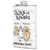 "ほんのカップルのブロンド"名前をカスタムするフラスコ フラスク (左)
