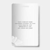 ぼやけた灰色の背景にぼやけたゲルベラの花 バッジ (裏面)