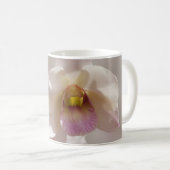 ぼやけた背景の白とピンクの蘭の花 コーヒーマグカップ (正面右)