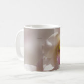 ぼやけた背景の白とピンクの蘭の花 コーヒーマグカップ (正面左)