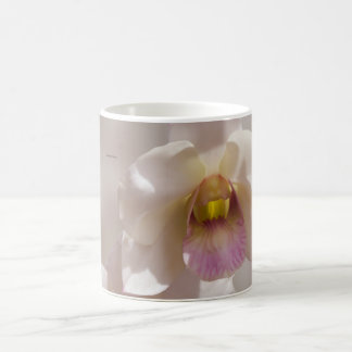 ぼやけた背景の白とピンクの蘭の花 コーヒーマグカップ