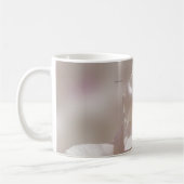 ぼやけた背景の白とピンクの蘭の花 コーヒーマグカップ (左)