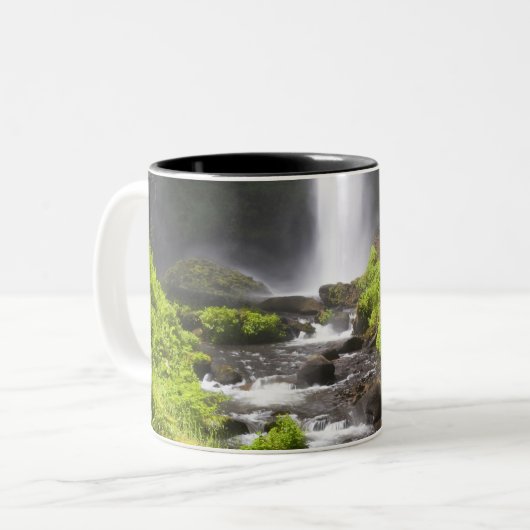 ぼやけられた滝および川 ツートーンマグカップ (正面左)