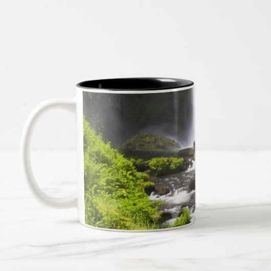 ぼやけられた滝および川 ツートーンマグカップ (左)