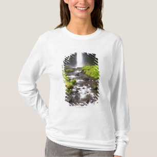 ぼやけられた滝および川 Tシャツ