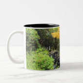 ぼやけられた石の緑滝、かえで及びオレンジ木 ツートーンマグカップ (左)