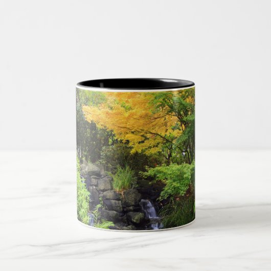 ぼやけられた石の緑滝、かえで及びオレンジ木 ツートーンマグカップ (中央)