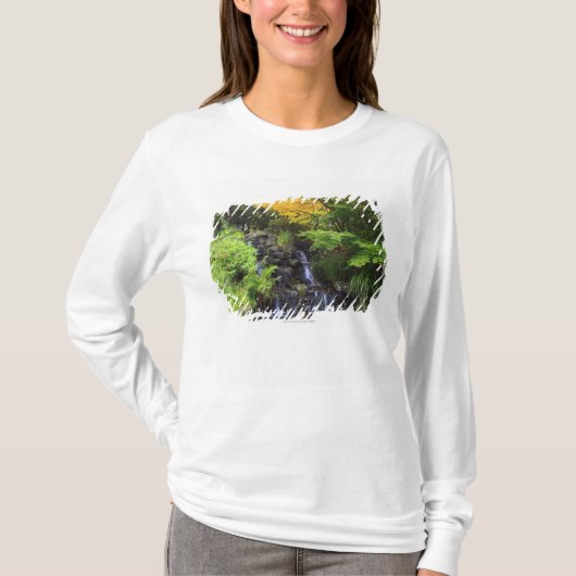 ぼやけられた石の緑滝、かえで及びオレンジ木 Tシャツ (正面)