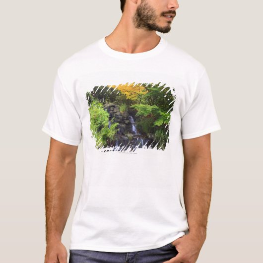 ぼやけられた石の緑滝、かえで及びオレンジ木 Tシャツ (正面)