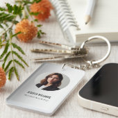 ぼやけグレイ背景カスタムロゴ キーホルダー (正面右)