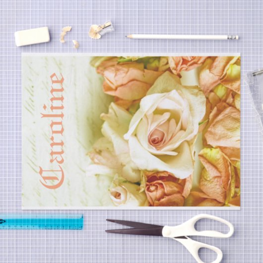 ぼろぼろのシックでロマンチックなモモのバラのパーソナライズな名前 薄葉紙 (クラフト)