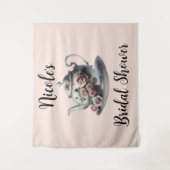 ぼろぼろのピンクのバラの蔓の花のウェディング ティー シャワー タペストリー (正面)