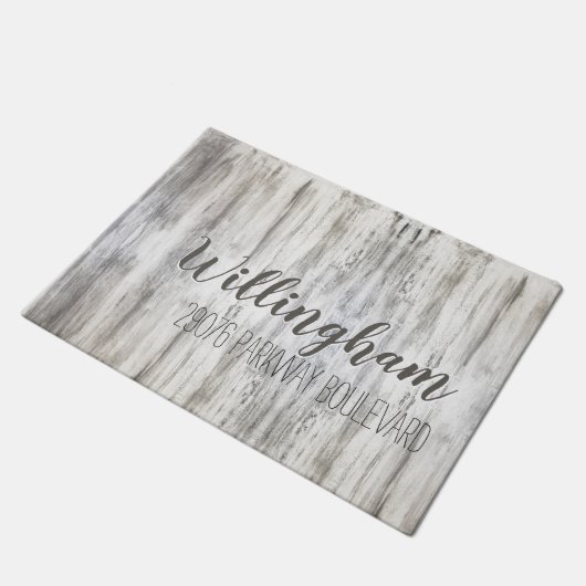 ぼろぼろの農家によって風化させる一見 ドアマット (アングル)