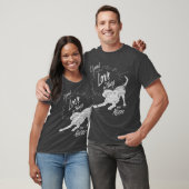 ぼろ服とキスの犬の恋人に恋を見つけた Tシャツ (ユニセックス)