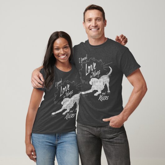 ぼろ服とキスの犬の恋人に恋を見つけた Tシャツ (ユニセックス)