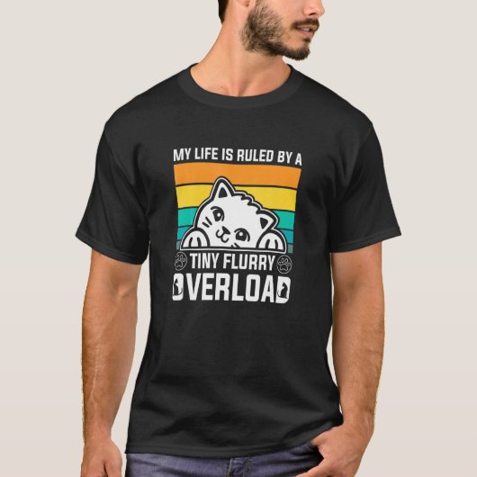 ぼんやりした過多な猫が私の人生を支配する Tシャツ (正面)