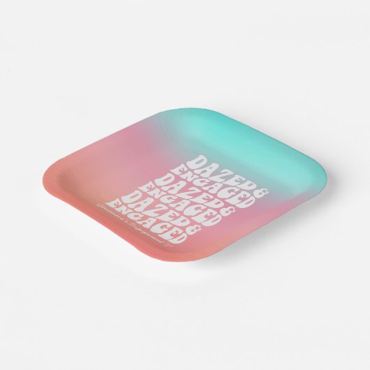 ぼんやりとエンゲージ ピンクアクア レトロ テキスト ペーパープレート (傾斜あり)